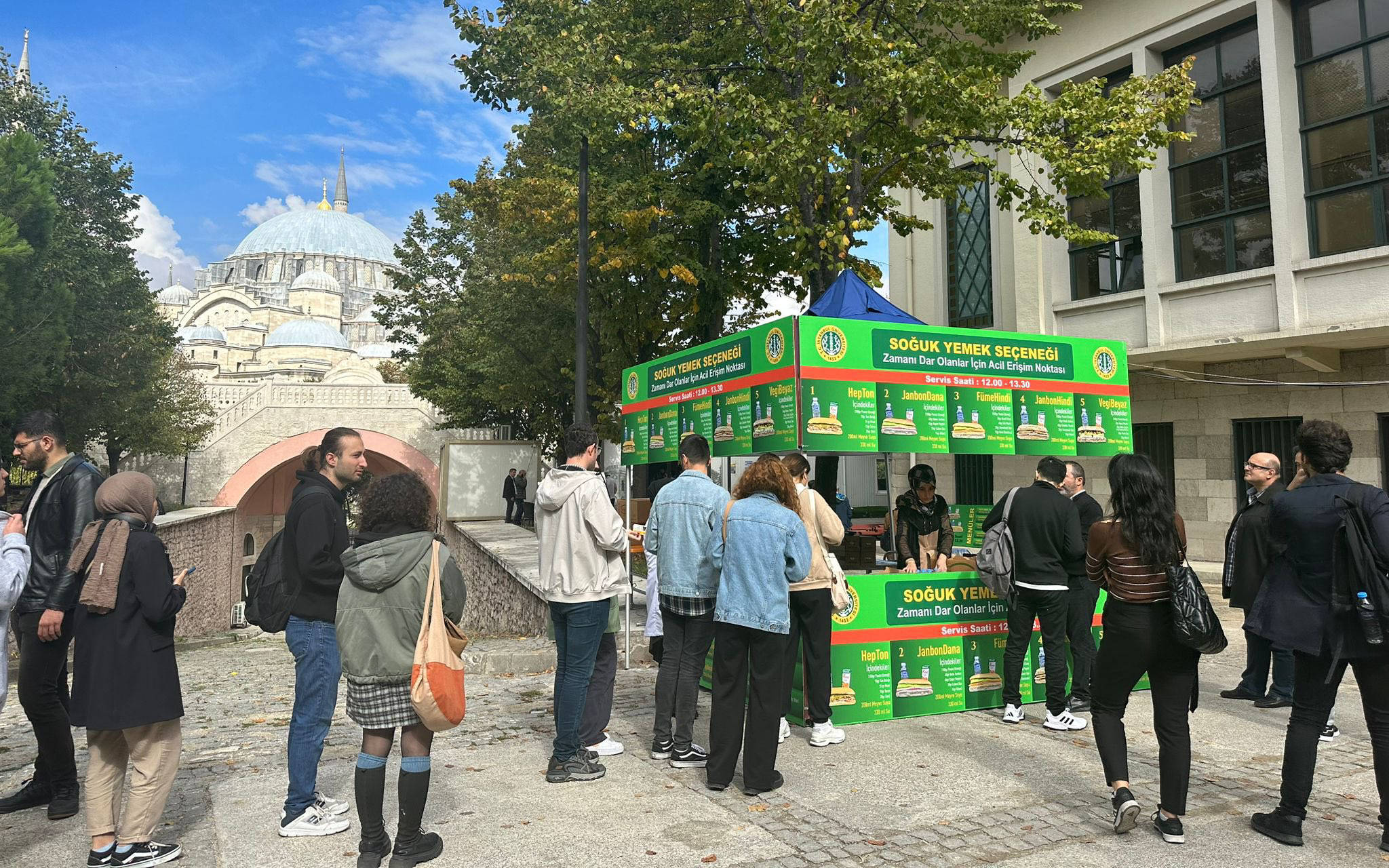 İÜ'de yemek krizine 'çözüm': Sandviç standı ve stüdyo yemekhane