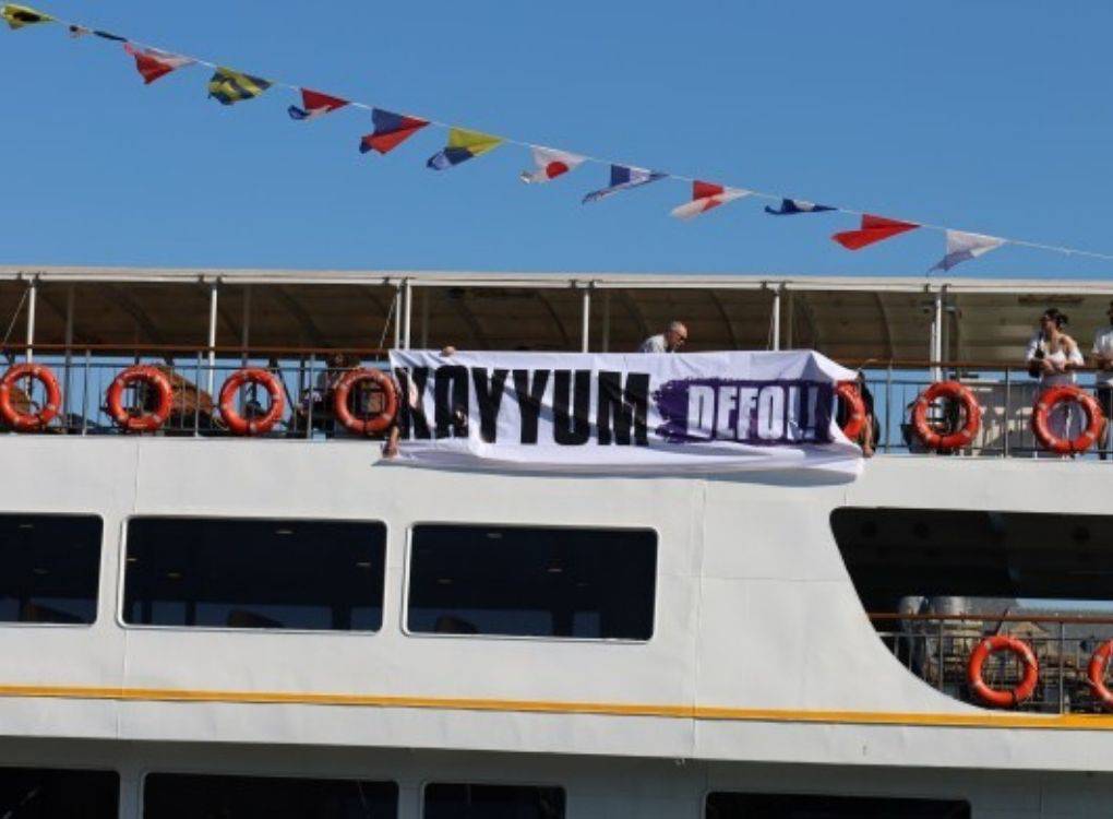 İstanbul'da vapura 'kayyum defol' pankartı asıldı