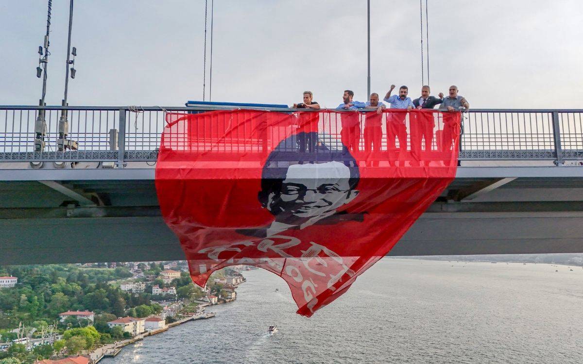 CHP’nin köprüdeki pankart eylemine soruşturma başlatıldı