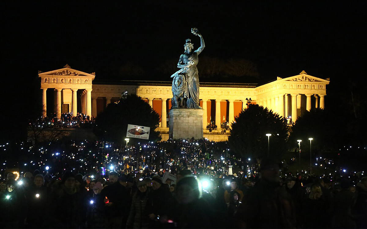 Almanya'da aşırı sağa ve ırkçılığa karşı protesto çığı büyüyor