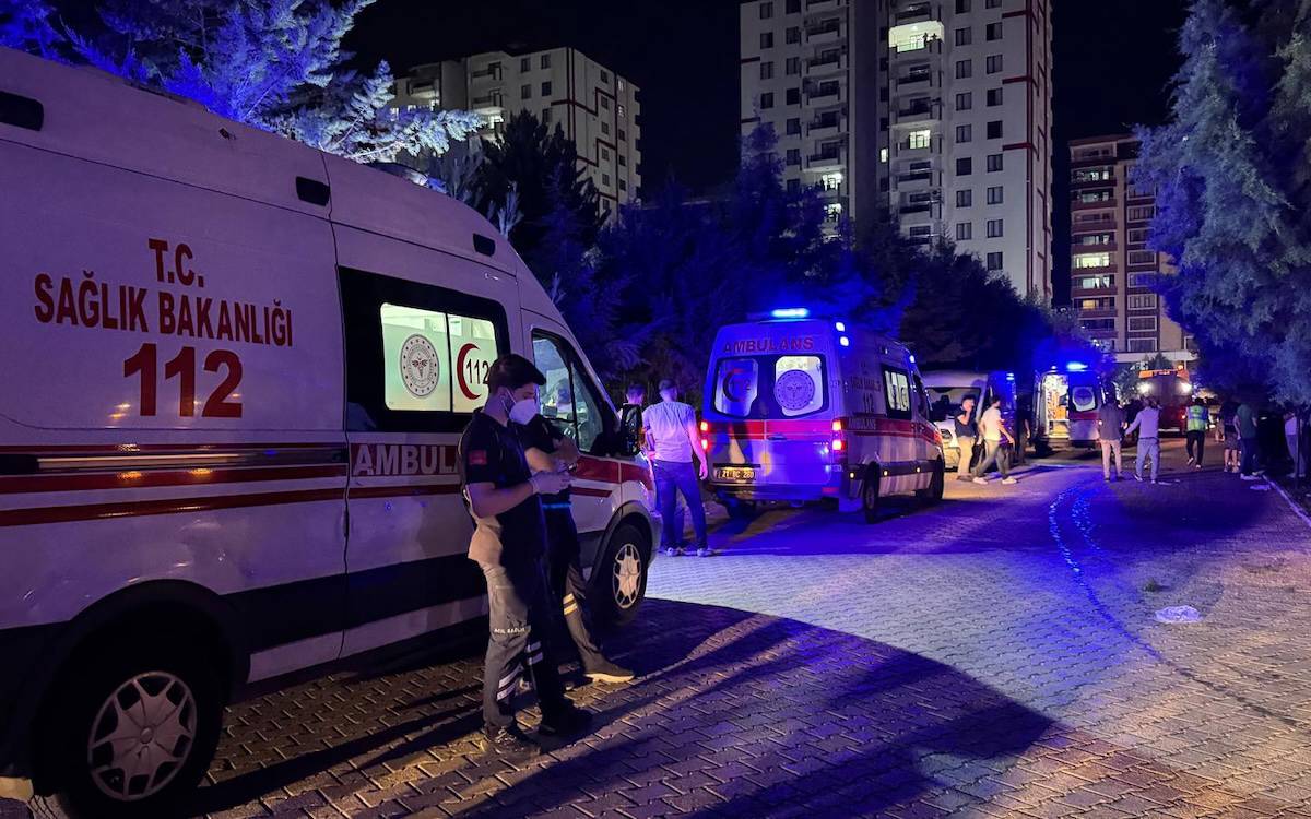 Li Amedê agir bi avahiyek ket: 2 jê zarok 4 kes mirin, 13 kes jî birîndar bûn