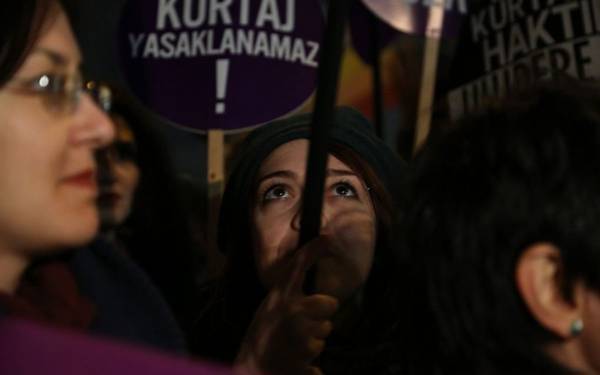 /haber/fransa-da-kurtaj-hakkini-anayasal-guvence-altina-alan-tasari-senato-dan-gecti-292514