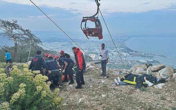 /haber/antalya-daki-teleferik-kazasinda-mahsur-kalanlarin-tamami-kurtarildi-294182