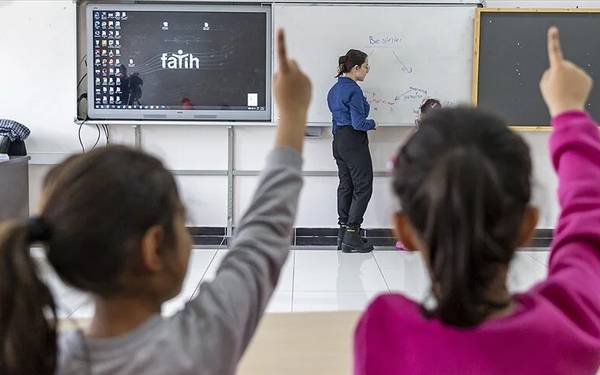 Uzmanlar yeni müfredatı yorumladı: "Çocuk haklarını gözeten bir müfredat değil"