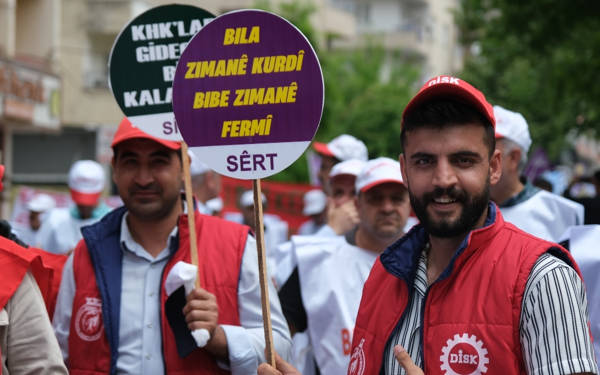 Yaş küçüldükçe anadilde konuşma oranı düşüyor