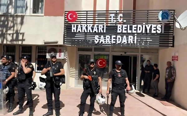 Hakkari Belediyesi'ne kayyım atanmasına tepkiler