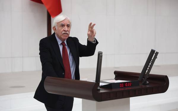 /haber/cengiz-candar-suriye-de-hts-yi-arkalayarak-turkiye-deki-kurtleri-de-incitecek-islere-kalkismayin-304277