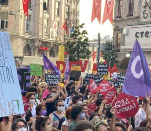 /haber/police-block-women-s-march-for-istanbul-convention-use-tear-gas-rubber-bullets-246640
