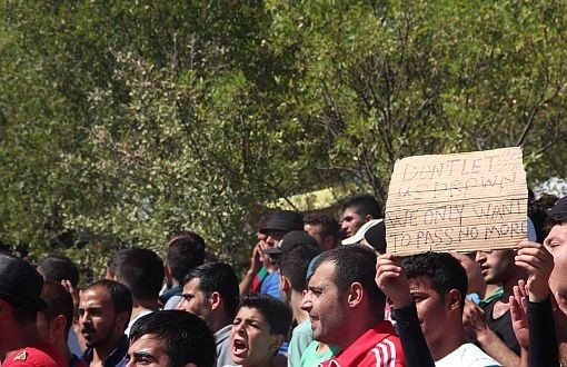 Foto-Haber: Mülteciler Sınırın Açılmasını İstiyor, Ekmek-Su Değil