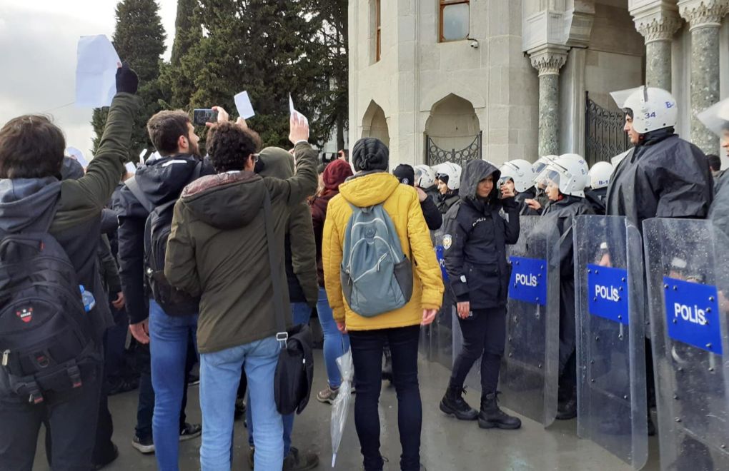 Yemekhane Eyleminde Öğrencileri Coplayan Polise Uzaklaştırma