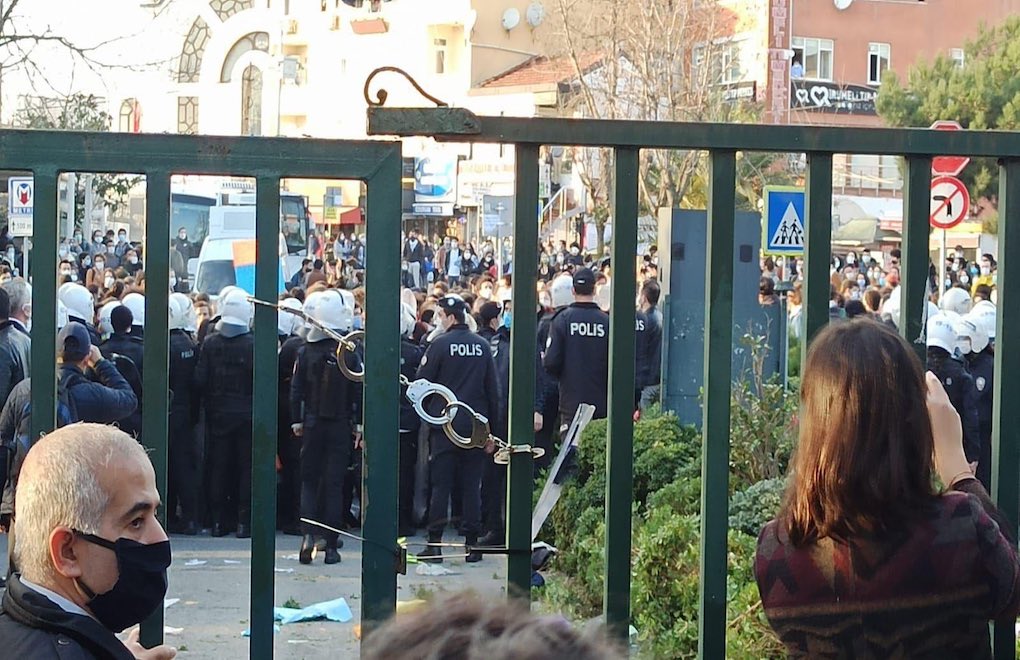 14 kesên din ji ber rektorê Bogaziçiyê protesto kirine, desteser bûne
