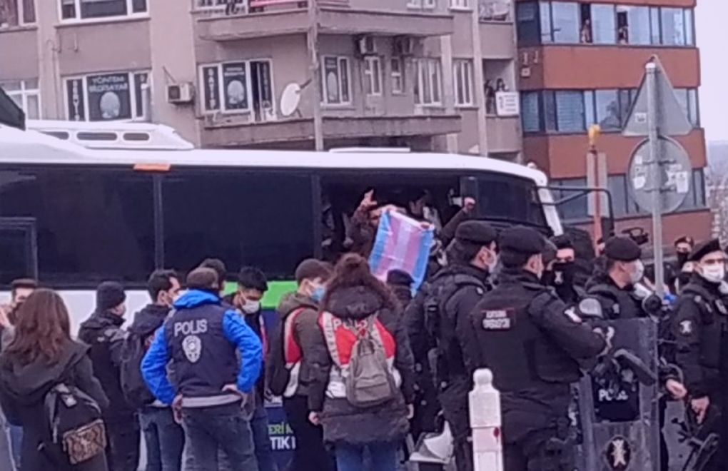 Polîsan xwendekarên ku ji bo hevalên xwe yên desteserkirî kom bûne desteser kirine