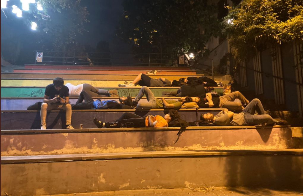"Gençlerimizle birlikte politikalar karşısında 'üşüyoruz'"